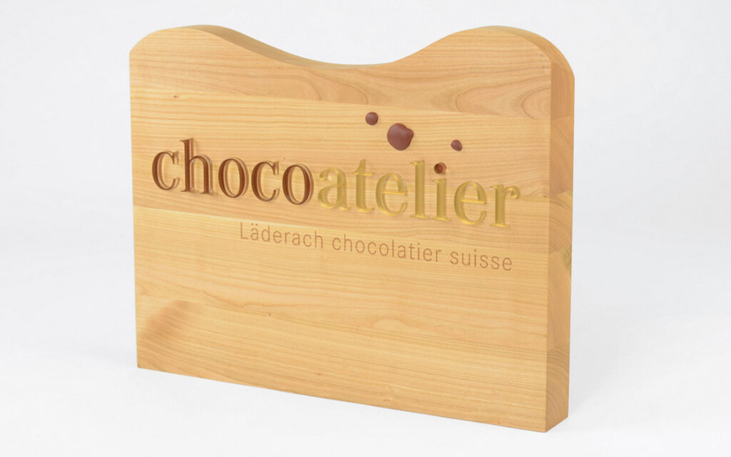 Branding Board aus Acrylglas und Massivholz