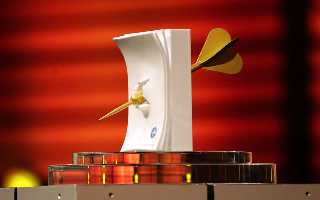 Plexiglas Award mit Siebdruck und lackiertem Alu-Pfeil