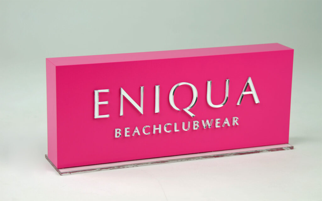 Plexiglasblock lackiert mit Spiegelbuchstaben