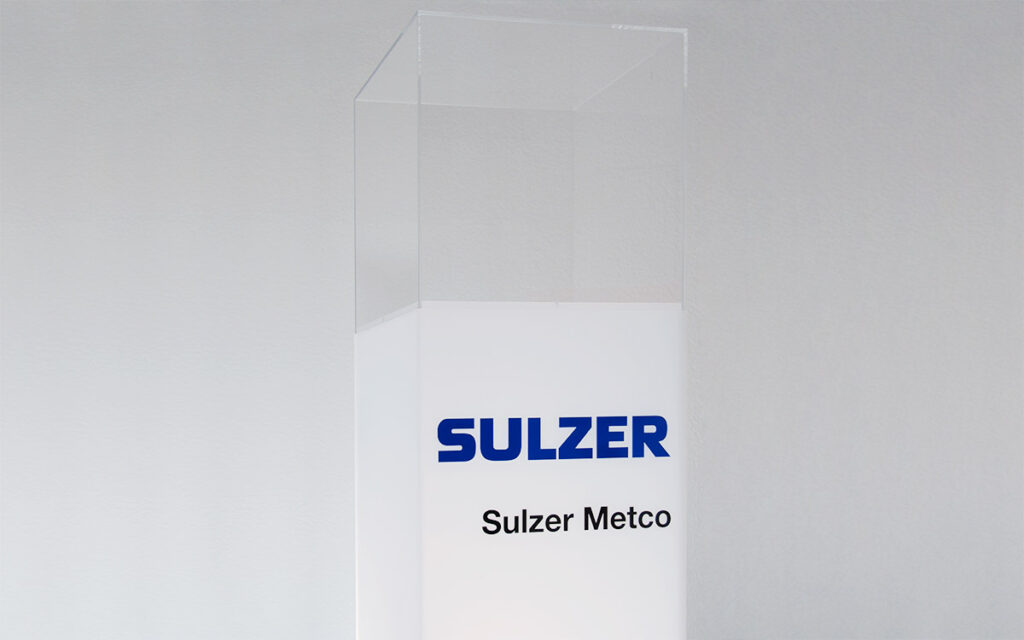 Vitrine aus Plexiglas Satinice mit Folienbeschriftung